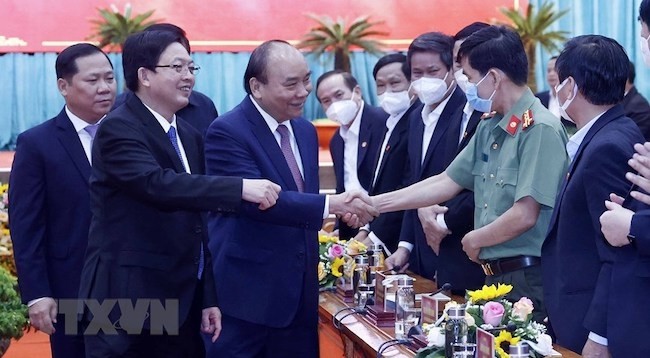 Президент Нгуен Суан Фук и руководители провинции Биньдинь. Фото: VNA