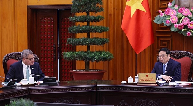 Премьер-министр Фам Минь Тьинь и Министр Алок Кумар Шарма. Фото: VNA