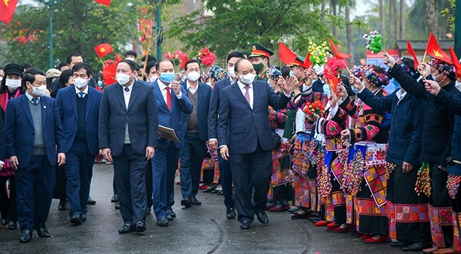Президент Нгуен Суан Фук и представители народностей. Фото: Тхань Дат
