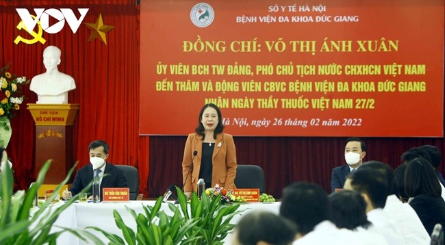 Вице-президент Во Тхи Ань Суан выступает на встрече с сотрудниками больницы Дыкжанг. Фото: vov.vn