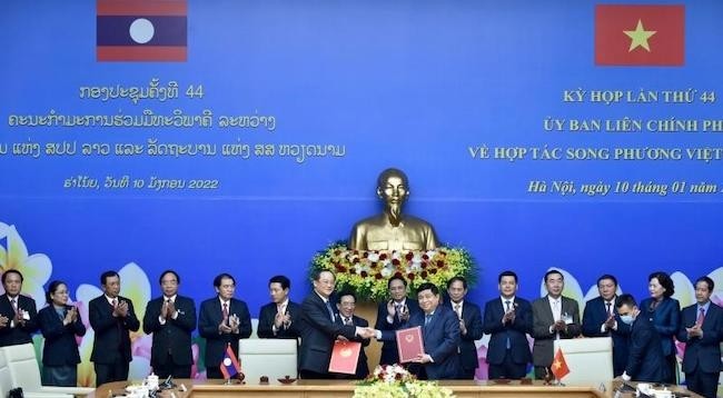 Церемония подписания МОВ между Министерством планирования и инвестиций Вьетнама и Министерством планирования и инвестиций Лаоса на 44-й сессии Вьетнамско-лаосского межправительственного комитета. Фото: Чан Хай