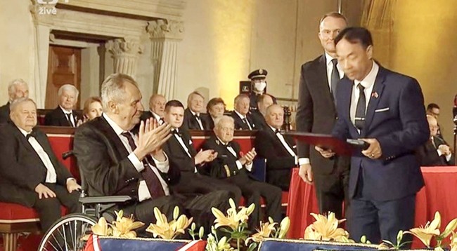 Президент Чехии Милош Земан вручает медаль г-ну Чинь Тану (справа). Фото: VNA