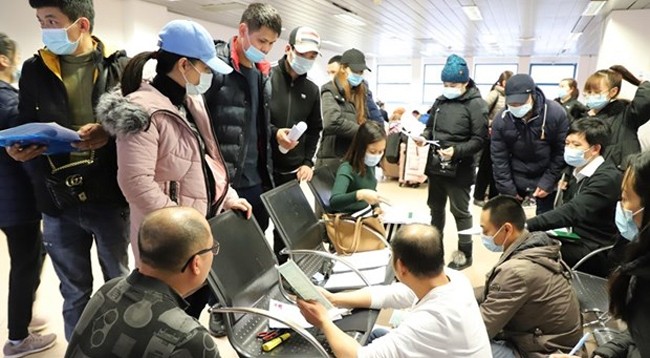 Сотрудники Посольства проверяют и оформляют документы для граждан  которые ранее были эвакуированы из Украины в Румынию. Фото: VNA