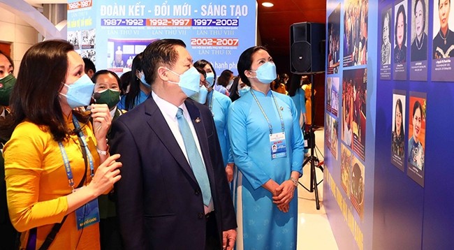 Товарищ Нгуен Чонг Нгиа и посетители выставки. Фото: VNA