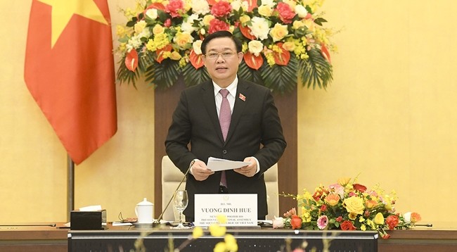 Председатель НС Выонг Динь Хюэ выступает на встрече. Фото: quochoi.vn