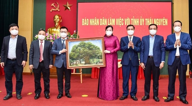 Товарищ Ле Куок Минь вручает памятную картину руководителям провинции Тхайнгуен. Фото: Тхэ Бинь