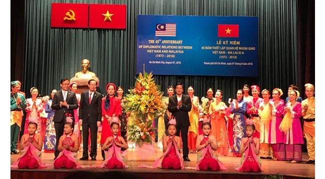 Художественный номер на церемонии празднования 45-й годовщины установления дипотношений между Вьетнамом и Малайзией, организованной Народным комитетом г. Хошимина 7 августа 2018 г. Фото: daidoanket.vn