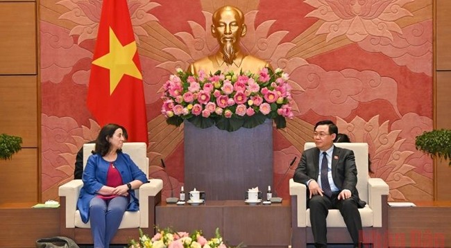 Председатель НС Выонг Динь Хюэ принимает г-жу Мануэлу В. Ферро. Фото: Зюи Линь