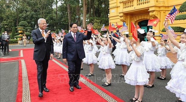 Премьер-министр Вьетнама Фам Минь Тьинь (справа) и Премьер-министр Малайзии Дато Шри Исмаил Сабри бин Яакоб. Фото: VNA 