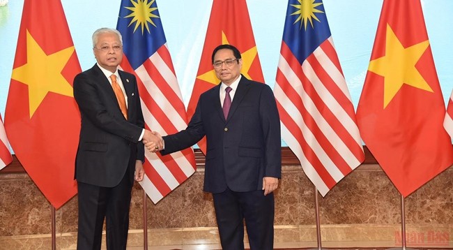 Премьер-министр Вьетнама Фам Минь Тьинь (справа) и Премьер-министр Малайзии Дато Шри Исмаил Сабри бин Яакоб. Фото: Чан Хай