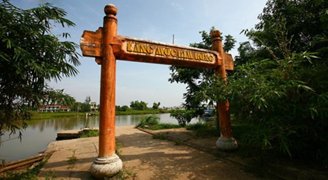 Столярная деревня Кимбонг расположена на правом берегу реки Тхубон. Фото: VOV