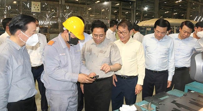 Премьер-министр Фам Минь Тьинь посещает автомобильный производственно-сборочный комплекс Тюлай-Чыонгхай.