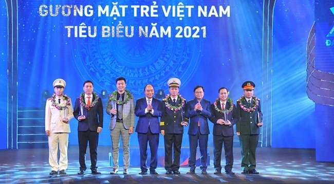 Президент Вьетнама Нгуен Суан Фук и Первый секретарь ЦК ВСКМ им. Хо Ши Мина Нгуен Ань Туан вручают премию выдающимся лицам. Фото: VNA