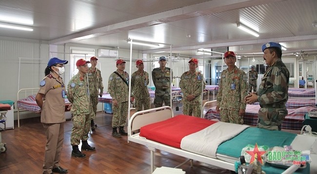 Вьетнамская делегация посещает Военно-полевой госпиталь 2-го уровня Индии. Фото: qdnd.vn