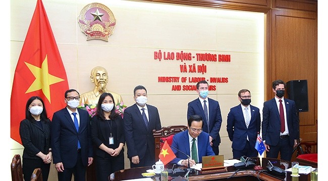 Министр труда, инвалидов войны и социального обеспечения Вьетнама Дао Нгок Зунг подписывает Меморандум. Фото: molisa.gov.vn