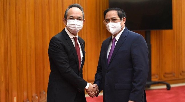 Премьер-министр Фам Минь Тьинь (справа) и Посол Таиланда во Вьетнаме Никорндей Баланкура. Фото: Чан Хай