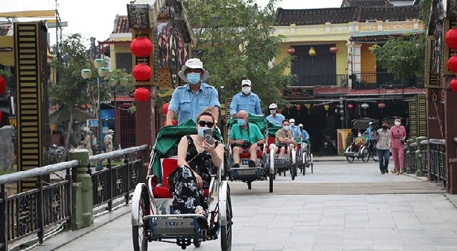 Иностранные туристы посещают древний город Хойан. Фото: Ань Дао