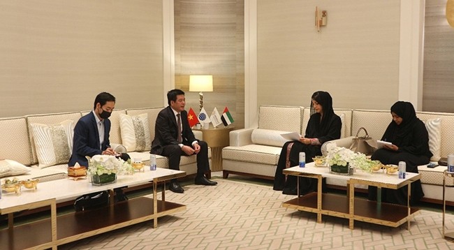 Министр Нгуен Хонг Зиен на встрече с Государственным министром Рим Аль-Хашими.