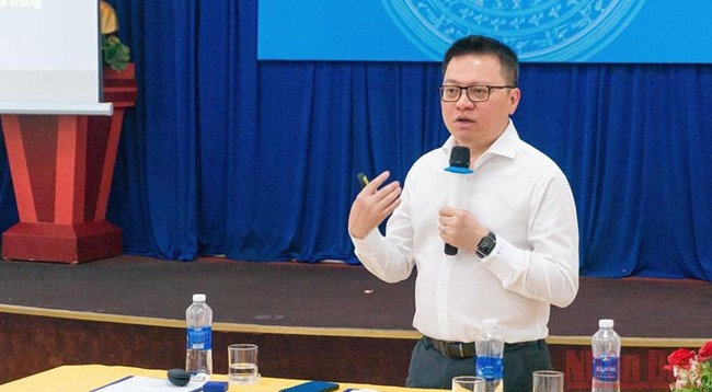 Товарищ Ле Куок Минь представляет специальный доклад «Цифровая трансформация в журналистике».