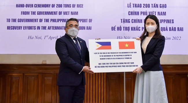 Помощница главы МИД Вьетнама Нгуен Минь Ханг и Посол Филиппин во Вьетнаме Мейнардо Монтеалегре. Фото: МИД Вьетнама