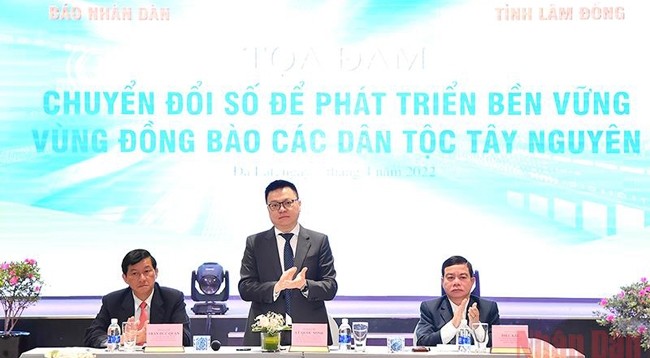 Товарищ Ле Куок Минь (в центре) на беседе. Фото: Тхюи Нгуен