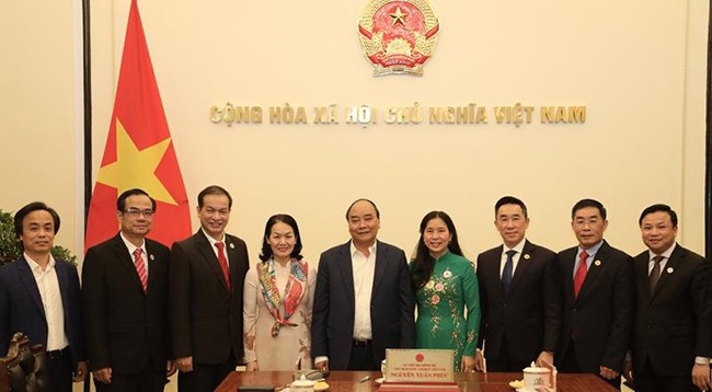 Президент Нгуен Суан Фук фотографируется с делегацией Центрального комитета Общества Красного Креста Вьетнама.