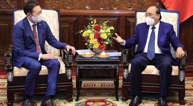 Президент Нгуен Суан Фук (справа) и Посол Кайрат Сарыбай. Фото: VNA