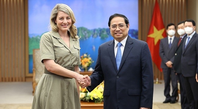 Премьер-министр Вьетнама Фам Минь Тьинь (справа) и Министр иностранных дел Канады Мелани Жоли. Фото: МИД Вьетнама 