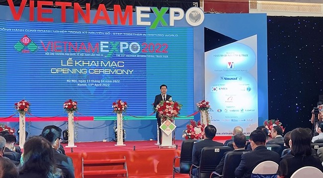 Министр промышленности и торговли Вьетнама Нгуен Хонг Зиен выступает на открытии выставки. Фото: VNA