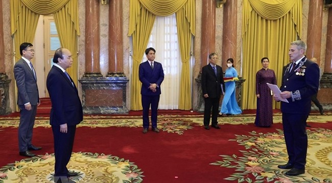 Посол Беларуси Владимир Боровиков вручает верительные грамоты Президенту Вьетнама Нгуен Суан Фуку. Фото: VNA