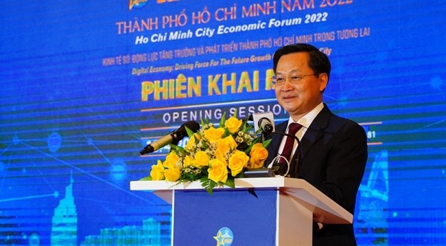 Вице-премьер Ле Минь Кхай выступает на форуме.