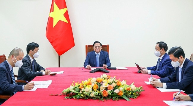 Премьер-министр Фам Минь Тьинь проводит телефонный разговор. Фото: VNA