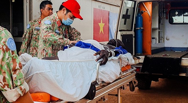 Вьетнамские врачи оказывают пациенту первую помощь. Фото: vnexpress.net