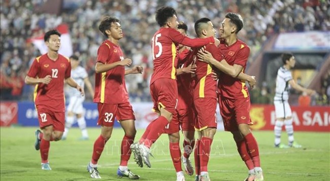 Вьетнамские игроки празднуют гол на 18-й минуте. Фото: VNA
