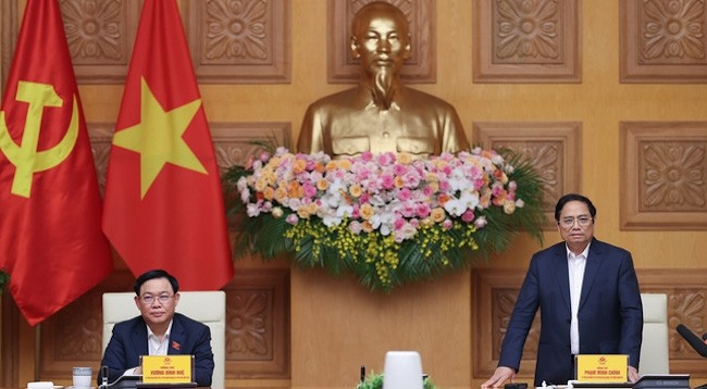Премьер-министр Фам Минь Тьинь (справа) и Председатель НС Выонг Динь Хюэ на заседании. Фото: VGP