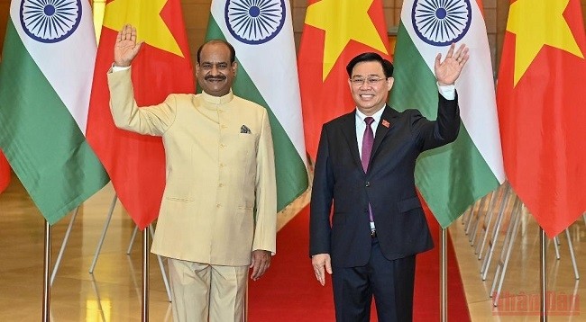 Председатель НС Вьетнама Выонг Динь Хюэ (справа) и Председатель нижней палаты Парламента Индии Ом Бирла. Фото: Зюи Линь 