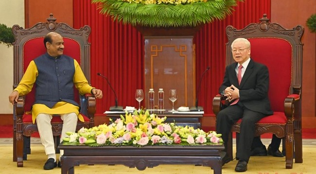 Генеральный секретарь ЦК КПВ Нгуен Фу Чонг (справа) и Председатель нижней палаты Парламента Индии Ом Бирла. Фото: Зюи Линь