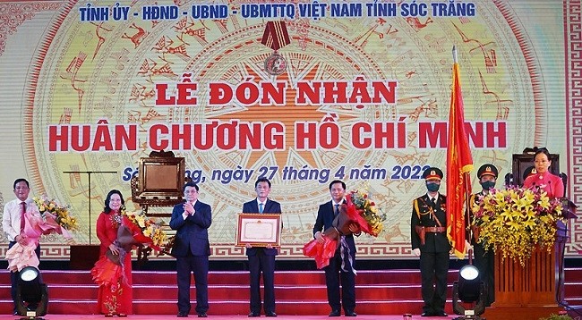 Премьер-министр Вьетнама Фам Минь Тьинь вручает Орден Хо Ши Мина Партийной организации, властям и населению провинции Шокчанг. 