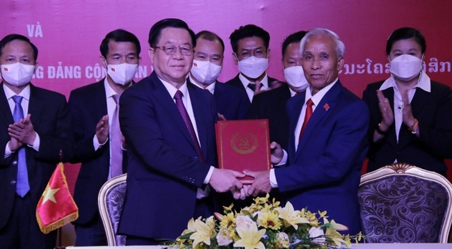 Товарищи Нгуен Чонг Нгиа и Кхамфан Пхеуявонг подписали соглашение о сотрудничестве. Фото: VNA