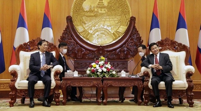 Министр иностранных дел Вьетнама Буй Тхань Шон (слева) и Генеральный секретарь ЦК НРПЛ, Президент Лаоса Тхонглун Сисулит. Фото: VNA