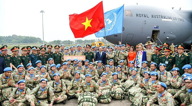 Президент Нгуен Суан Фук фотографируется с миротворческими силами Вьетнама. Фото: Тхань Дат
