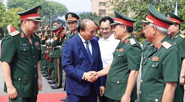 Президент Нгуен Суан Фук посещает 1-й военный округ. Фото: VNA