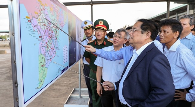 Премьер-министр Фам Минь Тьинь осматривает карту в порту Чанде. Фото: VGP