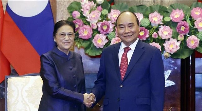 Президент Вьетнама Нгуен Суан Фук и Вице-президент Лаоса Пани Ятхоту. Фото: VNA