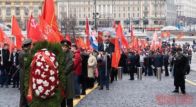 Возложение венков и цветов к Мавзолею Ленина на Красной площади. Фото: Тхань Тхэ