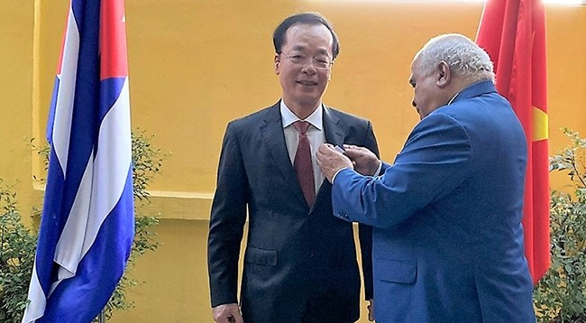 Посол Кубы во Вьетнаме вручает Орден «Дружбы» Республики Куба бывшему Министру строительства Вьетнама Фам Хонг Ха.