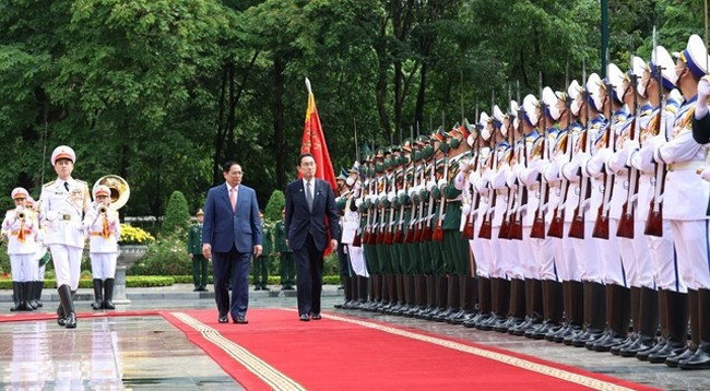 Премьер-министры двух стран обходят строй почетного караула. Фото: VGP