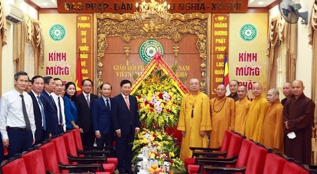 Постоянный Вице-премьер Фам Бинь Минь и рабочая делегация поздравляют Центральное правление Вьетнамской буддийской сангхи с праздником. Фото: VGP