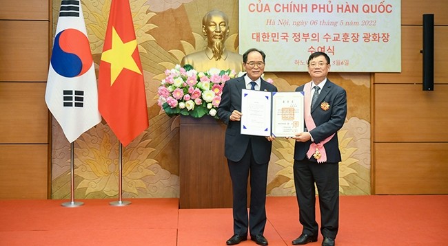 Посол Южной Кореи во Вьетнаме Пак Но Ван вручает медаль Кванхва товарищу Чан Ван Тюи. Фото: Зюи Линь 