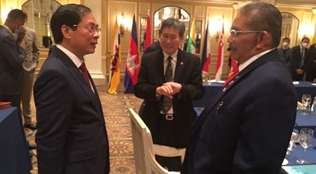 Министр иностранных дел Вьетнама Буй Тхань Шон беседует с министрами иностранных дел стран АСЕАН.